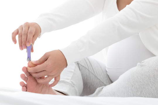 孕妇剪脚指甲，怀孕期间修指甲安全吗