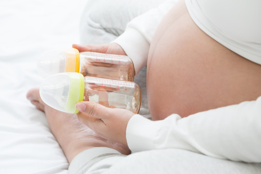 孕妇为宝宝选择奶瓶