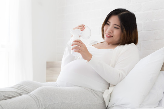 亚洲孕妇在分娩前选择母乳泵