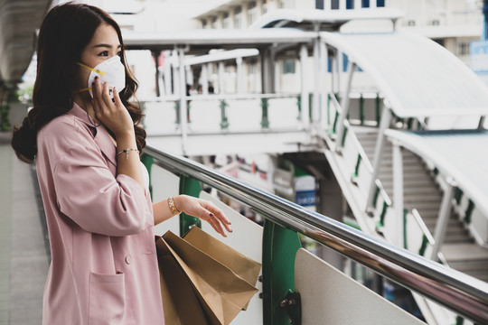 戴着鼠疫冠状病毒防护面罩的亚洲妇女。安全防护口罩户外环境意识或病毒传播观念