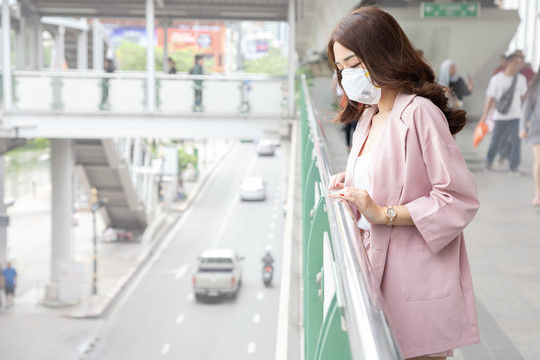 戴着鼠疫冠状病毒防护面罩的亚洲妇女。安全防护口罩户外环境意识或病毒传播观念