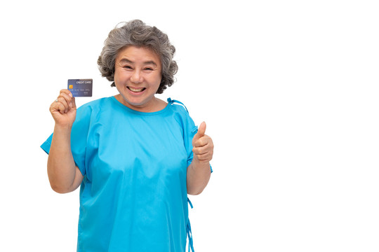 亚洲资深女患者，手持信用卡，竖起大拇指，背景为白色