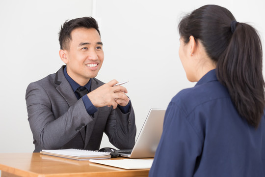 工作面试时，亚洲商人在招聘人员到公司工作、招聘过程或人力资源或人力资源管理理念时听取应聘者的回答
