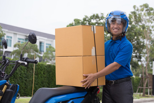 送货员骑摩托车服务，快速免费运输送货