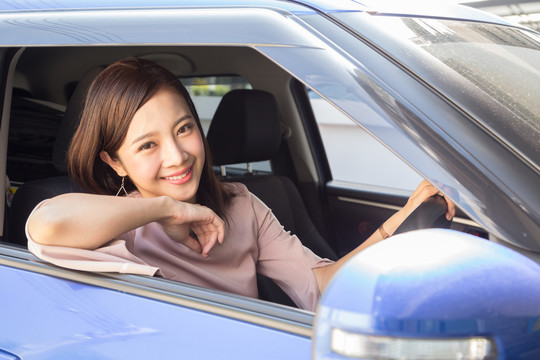 亚洲女性在开车旅行的过程中，带着快乐的积极表情开怀大笑，人们享受着欢笑和放松的快乐女性公路旅行度假理