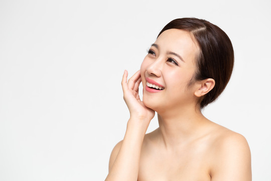 快乐美丽的亚洲女性，拥有干净清新的面部肌肤、面部护理和美容spa理念