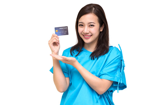 年轻的亚洲美女患者在白色背景上显示信用卡隔离，保险单由银行概念