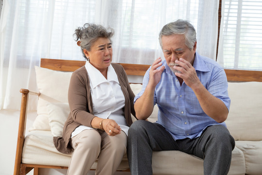 老年人中风，亚洲老年人患有中风和剧烈头痛或脑梗塞，并由其妻子照顾