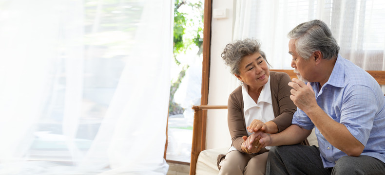 亚洲老年退休夫妇手牵手，在家一起照顾，阿尔茨海默病或患有痴呆症的概念
