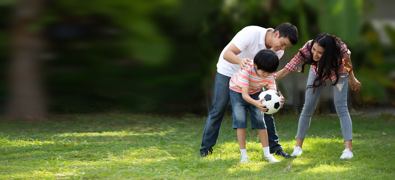 暑假，一家人在绿园里踢足球或踢足球