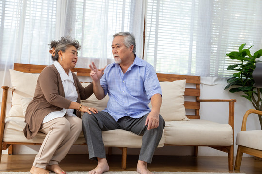 亚洲老年退休夫妇在家一起照顾，阿尔茨海默病或患有痴呆症