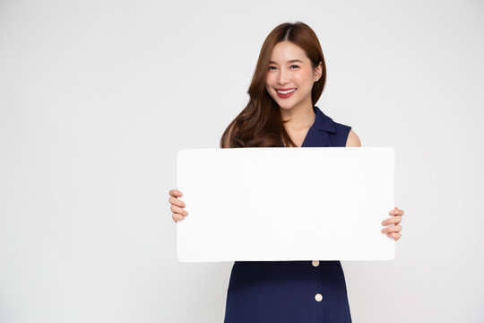 在白色背景上展示和手持空白白色广告牌的年轻亚洲女性