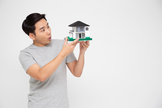 快乐亚洲人抱着购房模式，计划接受大额贷款购房的概念