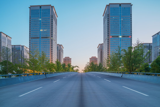 武汉城市建筑天际线和柏油马路