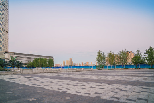 武汉城市建筑天际线和无人广场