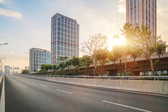 武汉城市建筑天际线和柏油马路