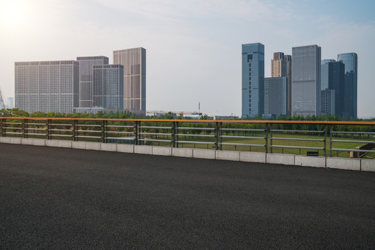 武汉城市建筑天际线和柏油马路