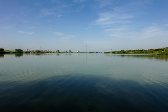 湖面与天空