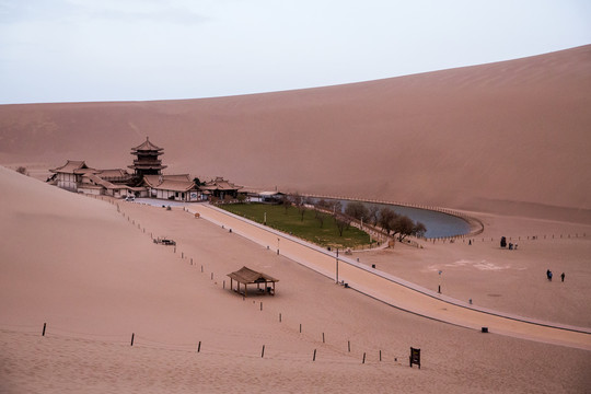 敦煌鸣沙山月牙泉