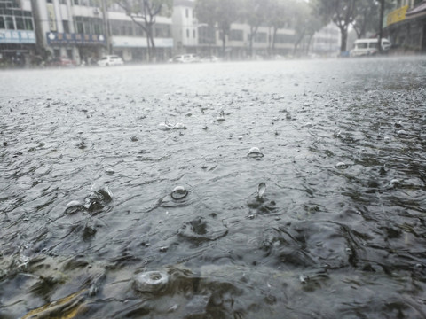 暴雨路面