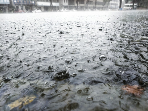 暴雨雨滴