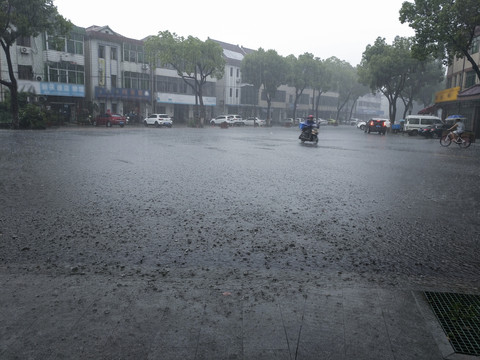 暴雨中外卖骑手