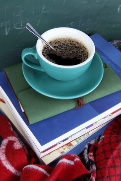 书本上的一杯咖啡