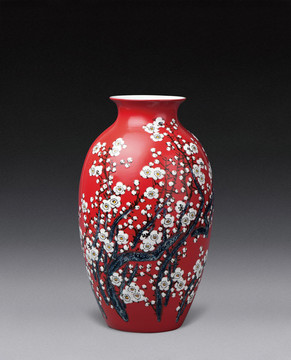 红色梅花花瓶