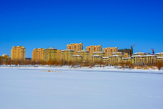 鞍山万水河岸多层住宅河道雪景