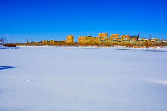 鞍山万水河河道雪地与岸上建筑