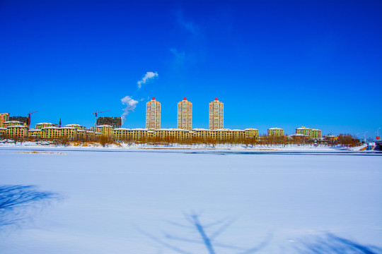 鞍山万水河河道雪地与对岸住宅