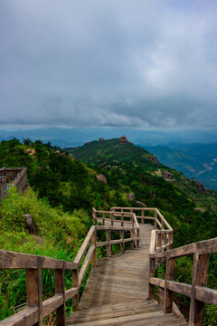 栈桥下的群山