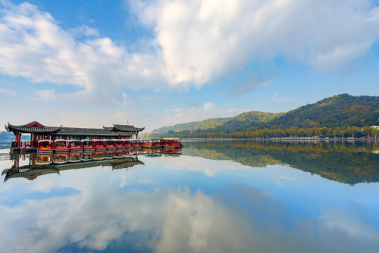 杭州西湖秋景游船码头