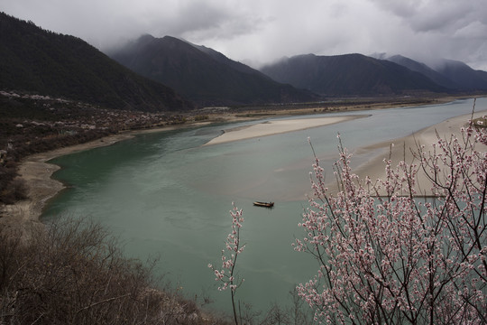 西藏林芝尼洋河