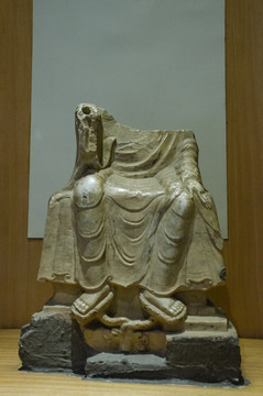 残破的文物弥勒坐像