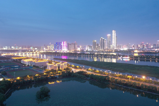 桃子湖上空看长沙夜景