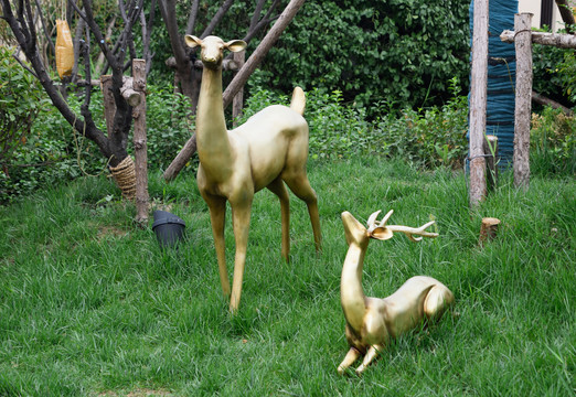 草地鹿雕塑
