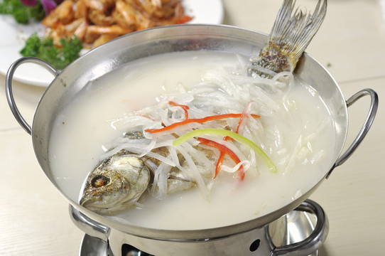 蘿卜絲鯽魚湯
