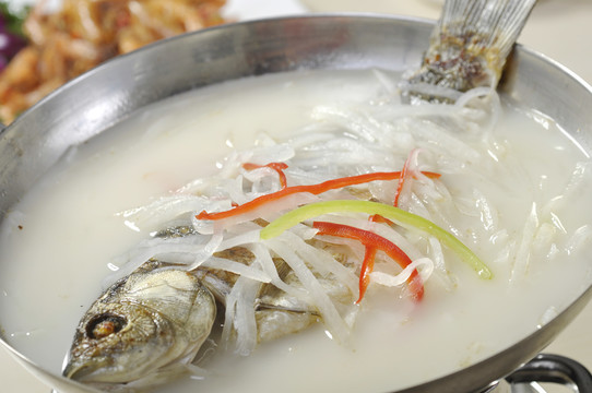 蘿卜絲鯽魚湯
