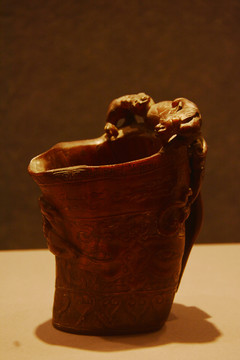 犀角雕螭纹觯式杯