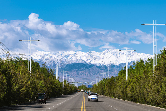 雪山下公路