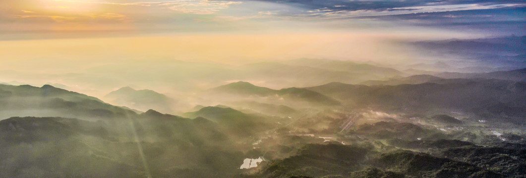 河南信阳大别山区全景风光