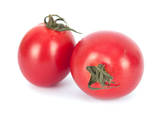 白背景上的两个小西红柿