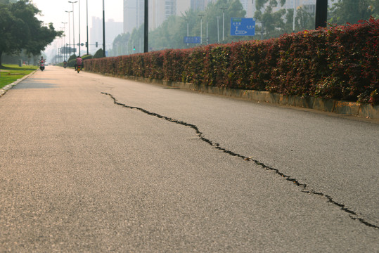 城市道路辅道沥青路面龟裂裂缝