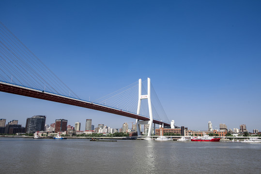 上海黄浦江上的南浦大桥