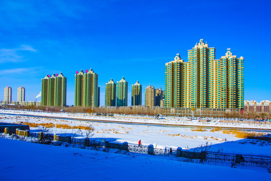 高层建筑群与河道河流雪地