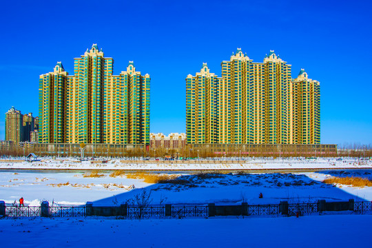 高层建筑群与河流河道雪地