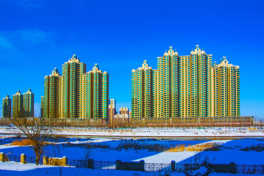 高层建筑群与河流河道雪地蓝天