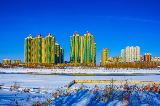 高层住宅建筑群与雪地河道