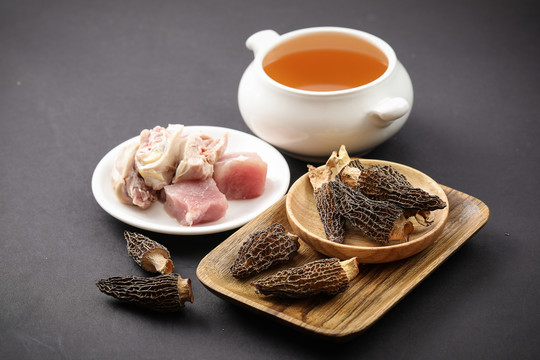 羊肚菌竹笙燉肉汁